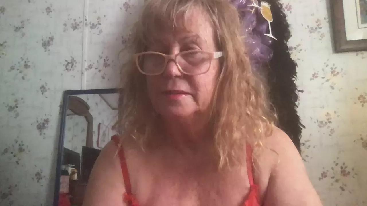 curvygranny1972 on Cam4 